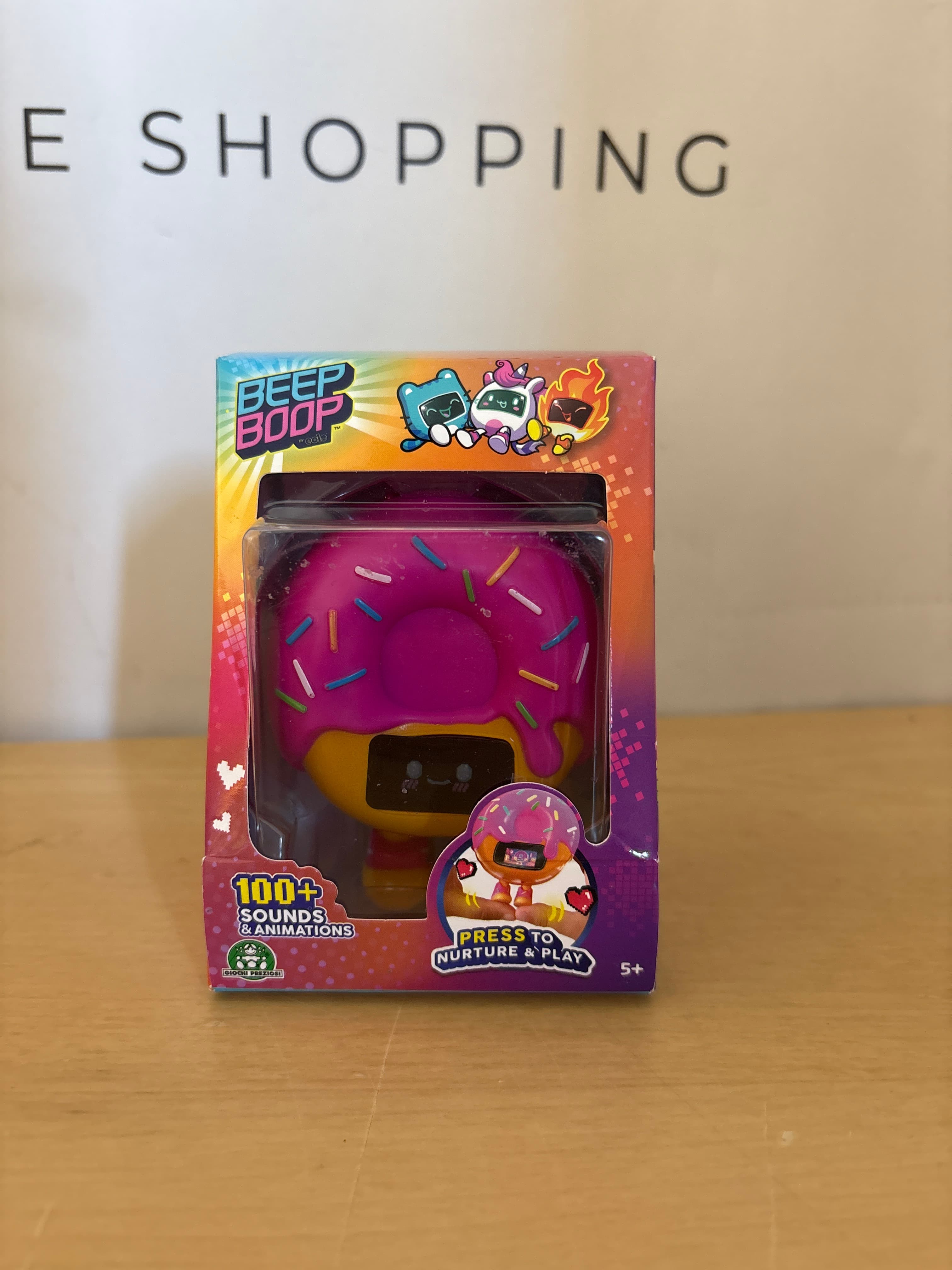 Giochi Preziosi - Beep Boop Mochi, Personaggio Interattivo Da Accudire, Animale virtuale Donut Con Moschettone, 4 Mini Giochi e 70 Suoni, Gioco per Bambini dai 5 anni