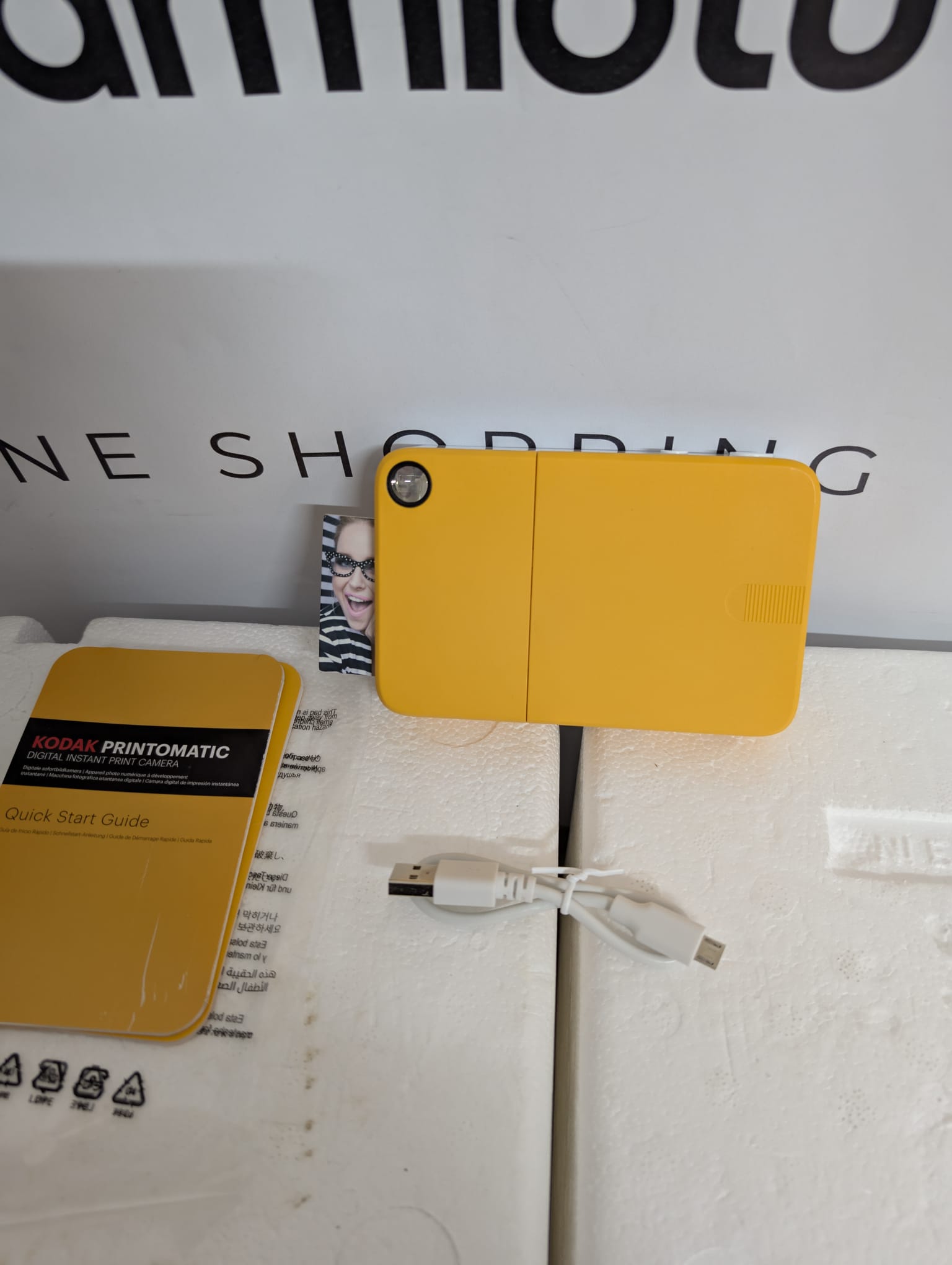 KODAK Printomatic Fotocamera digitale a stampa istantanea a colori - Foto di alta qualità su carta adesiva Zink 2x3