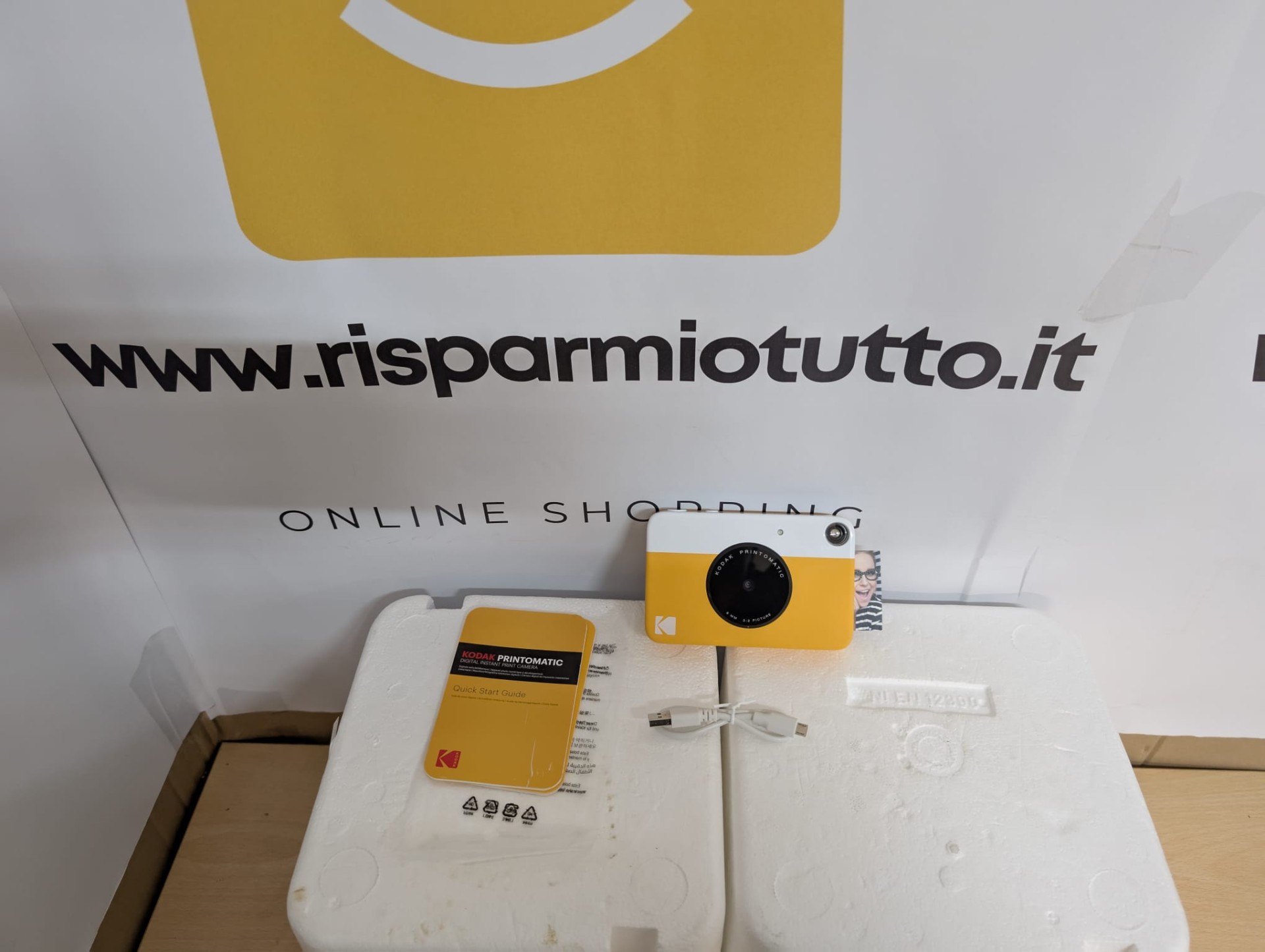 KODAK Printomatic Fotocamera digitale a stampa istantanea a colori - Foto di alta qualità su carta adesiva Zink 2x3