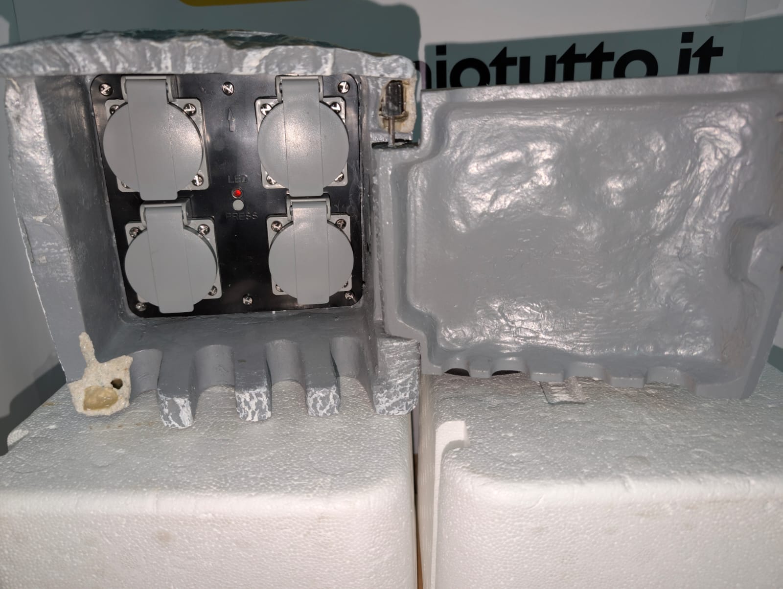 UNITEC Distributore di prese WiFi per giardino effetto pietra, presa da giardino, presa esterna, IP 44, 4 prese, cubi