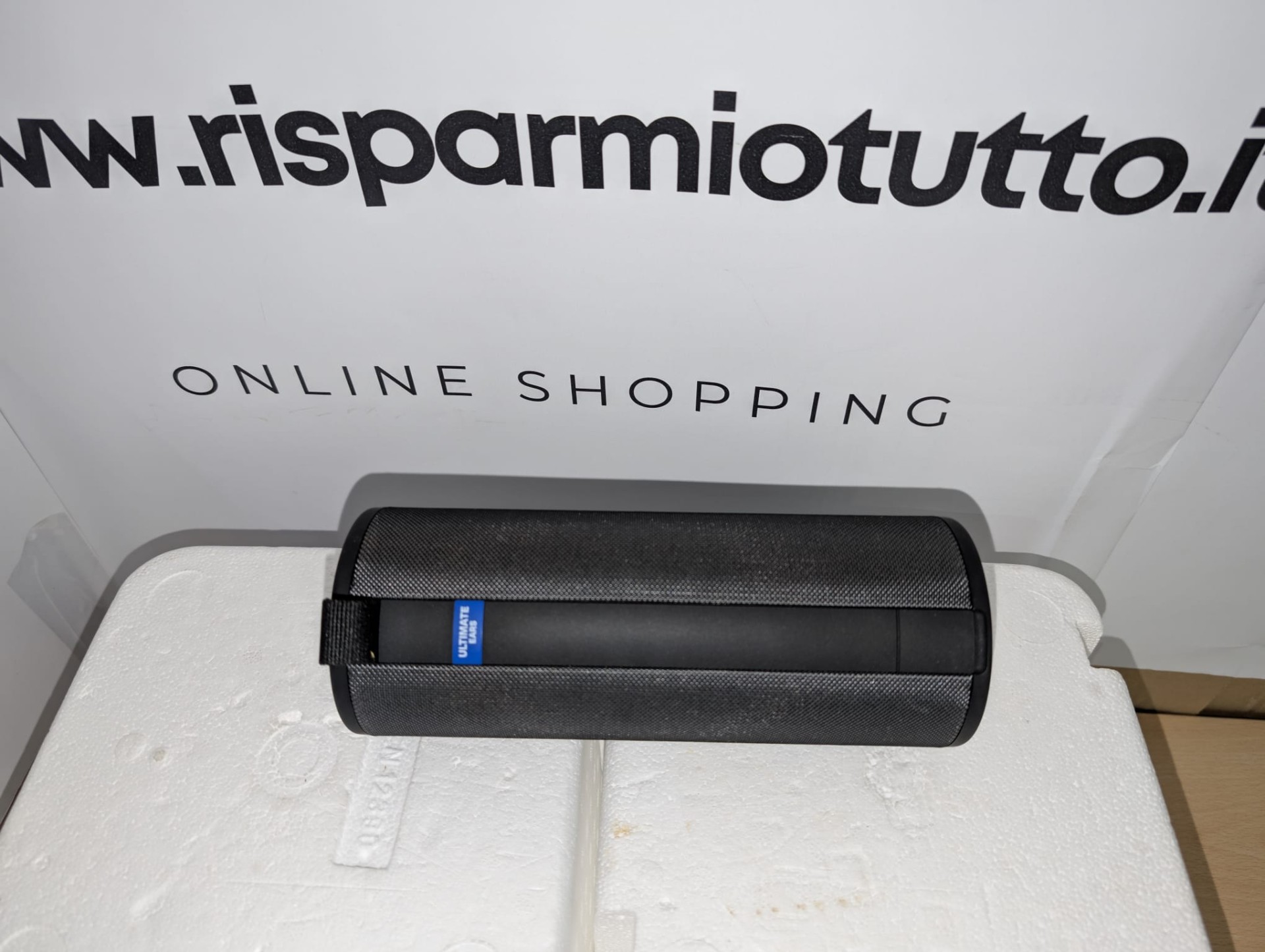 Ultimate Ears MEGABOOM 4, altoparlante portatile Bluetooth, impermeabile e galleggiante, con suono a 360° potente e bassi esplosivi, 20 ore di batteria e raggio d’azione di 45 m - Nero