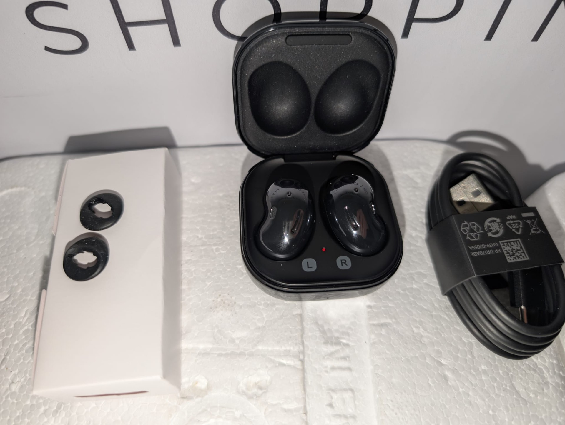 Samsung Galaxy Buds Live Auricolari True Wireless Open-type senza tappi In-Ear, Tre Microfoni, Controlli Touch, Ricarica Wireless, Cancellazione attiva del rumore, Nero [Versione Italiana]